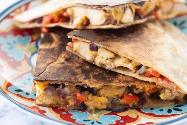 Meksika tavuklu quesadilla peynirli ve biberli beyaz mermer. Kapat.