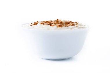 Arroz con leche. Beyaz arka planda izole edilmiş tarçınlı sütlaç.