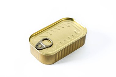 Beyaz arka planda izole edilmiş metal kutularda çeşitli konserve yiyecekler.