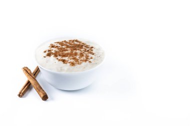 Arroz con leche. Beyaz arka planda izole edilmiş tarçınlı sütlaç.