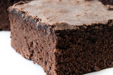 Tahta arka planda çikolatalı browni porsiyonları. Kapat.