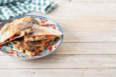 Tahta masada peynirli ve biberli Meksika tavuklu quesadilla. Boşluğu kopyala