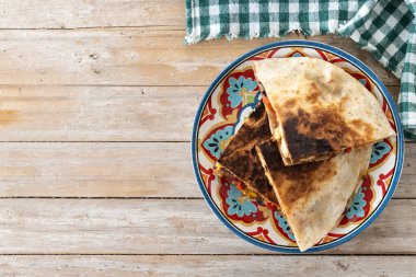 Tahta masada peynirli ve biberli Meksika tavuklu quesadilla. Üst Manzara. Boşluğu kopyala
