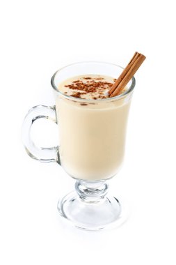 Ahşap masada tarçınlı ev yapımı eggnog. Beyaz arka planda izole edilmiş tipik Noel tatlısı.