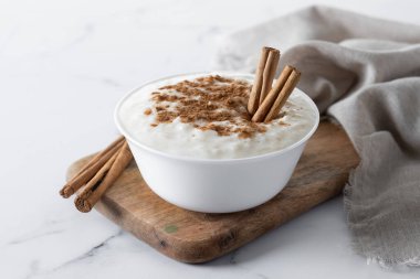 Arroz con leche. Beyaz mermer üzerinde tarçınlı sütlaç.