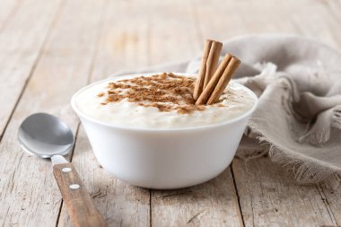 Arroz con leche. Tahta masada tarçınlı sütlaç.