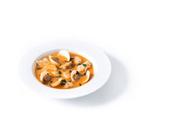 Beyaz arka planda yalıtılmış deniz ürünleri çorbası tabağı. Boşluğu kopyala