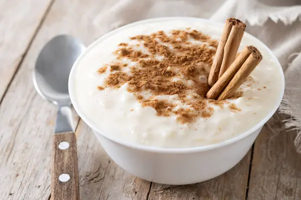 Arroz con leche. Tahta masada tarçınlı sütlaç.
