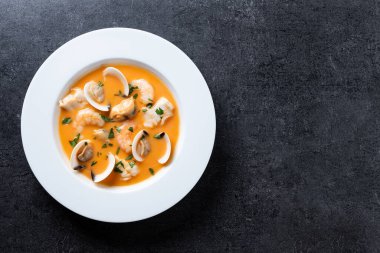 Siyah arka planda deniz ürünleri çorbası tabağı. Üst manzara. Boşluğu kopyala