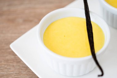 Mavi arka planda ev yapımı vanilyalı krema.