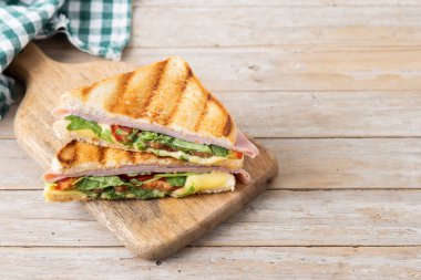 Jambonlu, peynirli, domatesli ve roka aromalı sandviç. Boşluğu kopyala