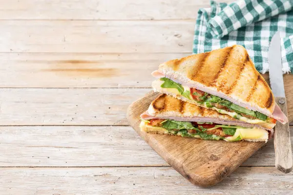 Jambonlu, peynirli, domatesli ve roka aromalı sandviç. Boşluğu kopyala