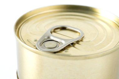 Beyaz arka planda izole edilmiş metal kutularda çeşitli konserve yiyecekler.