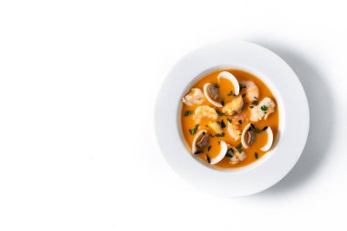 Beyaz arka planda izole edilmiş bir tabakta deniz ürünleri çorbası. Üst Manzara. Boşluğu kopyala