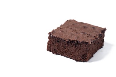 Çikolatalı kek kısmı beyaz arka planda izole edilmiş. Boşluğu kopyala