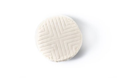 Beyaz arka planda izole edilmiş inek sütünden dilimlenmiş taze beyaz peynir. Üst görünüm