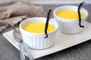 Gri taşta ev yapımı vanilyalı krema.