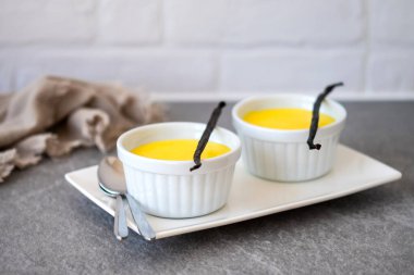 Gri taşta ev yapımı vanilyalı krema.