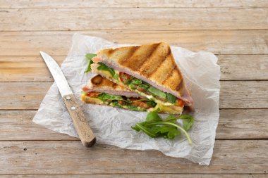 Jambonlu, peynirli, domatesli ve roka aromalı sandviç.