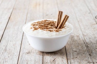 Arroz con leche. Tahta masada tarçınlı sütlaç.