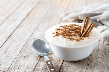 Arroz con leche. Tahta masada tarçınlı sütlaç. Boşluğu kopyala