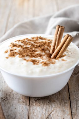 Arroz con leche. Tahta masada tarçınlı sütlaç.