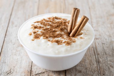 Arroz con leche. Tahta masada tarçınlı sütlaç.
