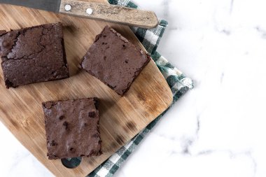 Çikolatalı browni porsiyonu beyaz mermer. Üst Manzara. Boşluğu kopyala