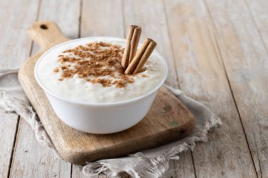 Arroz con leche. Tahta masada tarçınlı sütlaç. Boşluğu kopyala