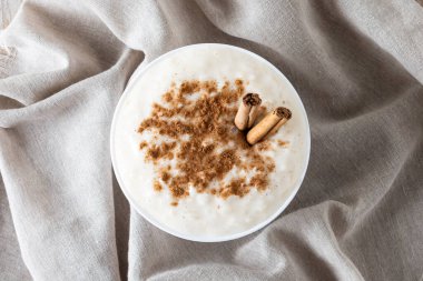Arroz con leche. Tarçınlı sütlaç 