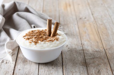 Arroz con leche. Tahta masada tarçınlı sütlaç. Boşluğu kopyala