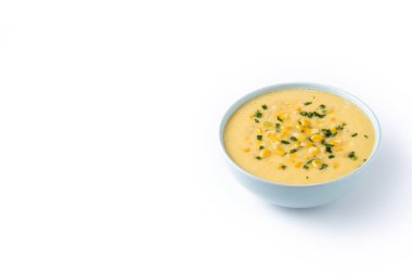 Beyaz arka planda izole edilmiş mısır çorbası. Boşluğu kopyala