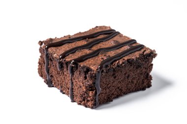 Çikolatalı kek bölümü beyaz arkaplanda izole edilmiş.