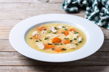 Ahşap masa üzerinde Sebzeli tavuk çorbası