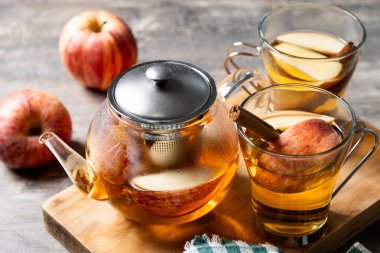 Tahta masada baharatlı sıcak elma suyu.
