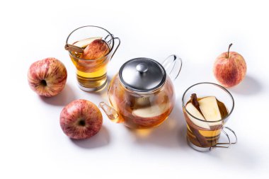 Beyaz arka planda izole edilmiş baharatlı sıcak elma suyu.