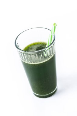 Kale, avokado ve elma püresi beyaz arka planda izole edilmiş.