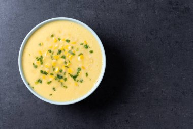 Siyah arka planda beyaz kasede mısır çorbası. Üst Manzara. Boşluğu kopyala