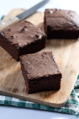 Mermer arka planda çikolatalı brownie porsiyonları