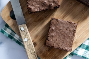 Mermer arka planda çikolatalı browni porsiyonları. Üst görünüm