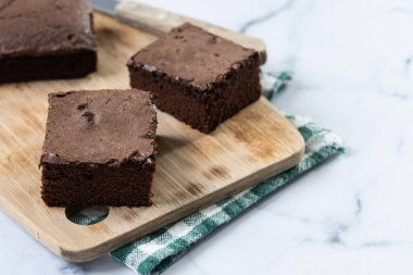 Mermer arka planda çikolatalı browni porsiyonları. Boşluğu kopyala
