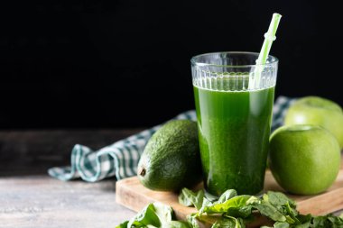 Kale 'li yeşil smoothie detoks, ahşap masada avokado ve elmalar. Boşluğu kopyala