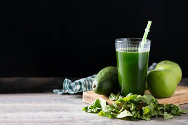 Kale 'li yeşil smoothie detoks, ahşap masada avokado ve elmalar. Boşluğu kopyala