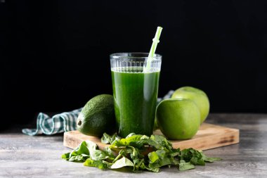 Yeşil smoothie detoks Kale, avokado ve ahşap masa üzerinde elma