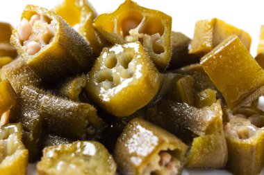 Beyaz arkaplanda izole edilmiş bamya dilimleri