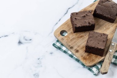 Mermer arka planda çikolatalı browni porsiyonları. Boşluğu kopyala
