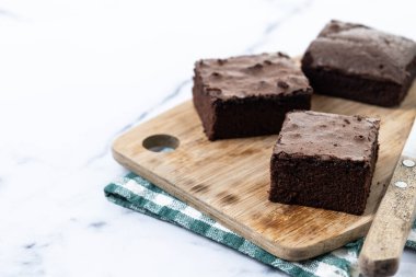 Mermer arka planda çikolatalı browni porsiyonları. Boşluğu kopyala
