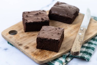 Mermer arka planda çikolatalı brownie porsiyonları