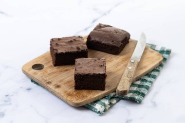 Mermer arka planda çikolatalı brownie porsiyonları