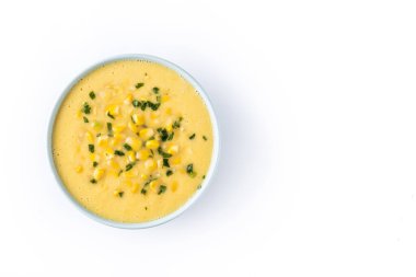 Beyaz arka planda izole edilmiş yeşil kasede mısır çorbası.